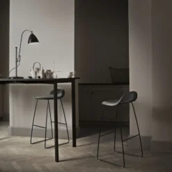Gubi Bestlite BL1 Bordlampe -Umage Salgsbutik 3DBarStoolUnupholsteredSledgeBaseHirekShell BL1TableLamp Y BarTable 1600x1600 1