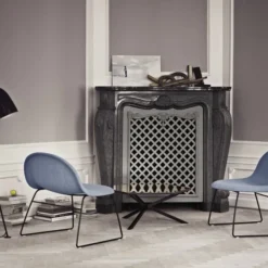 Gubi Grossman Gräshoppa Gulvlampe -Umage Salgsbutik 3DLoungeChairFullyUpholsteredSledgeBase GrashoppaFloorLamp 1600x1600 1