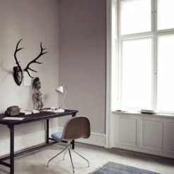 Gubi Bestlite BL2 Bordlampe -Umage Salgsbutik 3DMeetingChairFrontUpholsteredSwivelBaseWoodShell BL2TableLamp 1600x1600 1