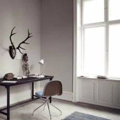 Gubi Bestlite BL2 Bordlampe -Umage Salgsbutik 3DMeetingChairFrontUpholsteredSwivelBaseWoodShell BL2TableLamp 1600x1600 2