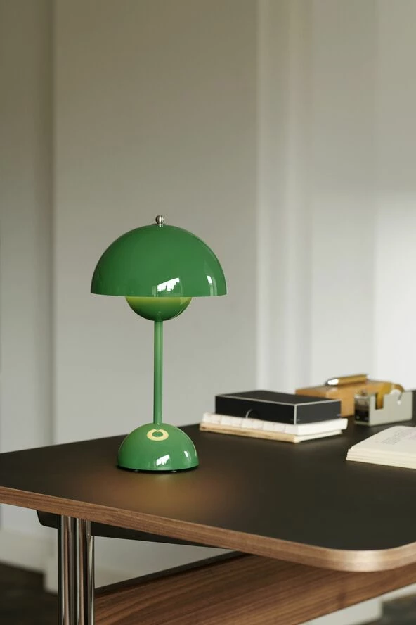 &Tradition Flowerpot Portable Lamp VP9, Signal Green, Magnetic Charger 4 &Tradition Flowerpot Portable Lamp VP9, Signal Green, Magnetic Charger - Billede 4