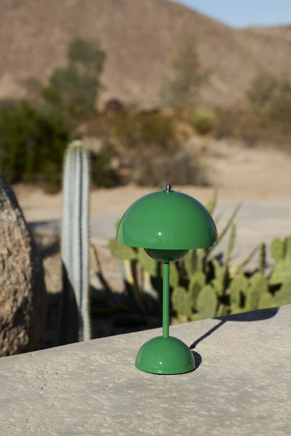 &Tradition Flowerpot Portable Lamp VP9, Signal Green, Magnetic Charger 6 &Tradition Flowerpot Portable Lamp VP9, Signal Green, Magnetic Charger - Billede 6
