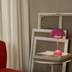 &Tradition Flowerpot Portable Lamp VP9, Tangy Pink, Magnetic Charger -Umage Salgsbutik 5705385036761 2