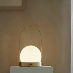 Menu Carrie Table Lamp, Brushed Brass -Umage Salgsbutik 5709262027811 5
