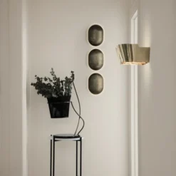 Gubi 9464 Wall Lamp - Brass Base -Umage Salgsbutik 9464WallLamp TSConsoleRound MategotFlowerPot 1600x1600 1