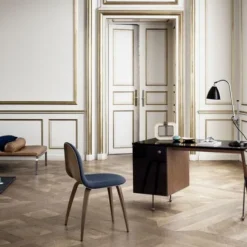 Gubi Bestlite BL1 Bordlampe -Umage Salgsbutik BL1TableLamp BL6WallLamp 62Desk GUBI3DDiningChairFrontUpholsteredWoodBaseWoodShell 1600x1600 1