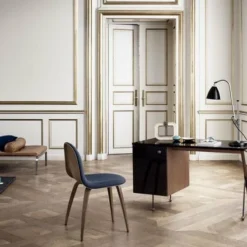 Gubi Bestlite BL1 Bordlampe -Umage Salgsbutik BL1TableLamp BL6WallLamp 62Desk GUBI3DDiningChairFrontUpholsteredWoodBaseWoodShell 1600x1600 2