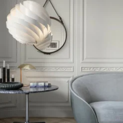 Gubi 5321 Bordlampe Messing -Umage Salgsbutik BeetleLoungeTable 5321TableLamp TurboPendant AdnetWallMirrorAlcantara ReversSofa on 1600x1600 1