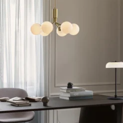 Nuura Apiales 6, Brushed Brass / Opal -Umage Salgsbutik Nuura Apiales20620 20Brushed20brass20opal lifestyle