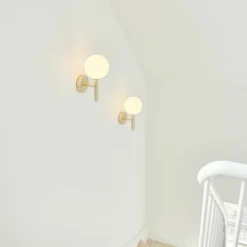 Nuura Miira Wall, Brass / Opal -Umage Salgsbutik Nuura Miira20Wall20Brass20Opal lifestyle