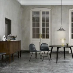 Gubi Semi Pendel 60 Cm. -Umage Salgsbutik SemiPendant GUBIDiningTableRound 3DDiningChairUnupholsteredCenterBaseHirekShell 1600x1600 1