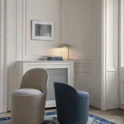 Gubi 5321 Bordlampe Messing -Umage Salgsbutik TailLoungeChair 5321TableLamp On 1600x1600 1